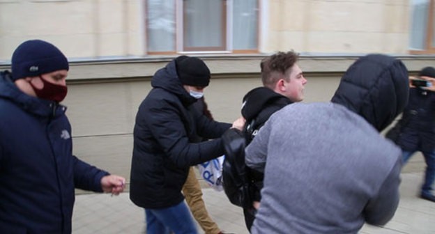 People in civilian clothes help law enforcers to detain protesters. Krasnodar, January 31, 2021. Photo by Anna Gritsevich for the "Caucasian Knot". People in civilian clothes help law enforcers to detain protesters. Krasnodar, January 31, 2021. Photo by Anna Gritsevich for the "Caucasian Knot".