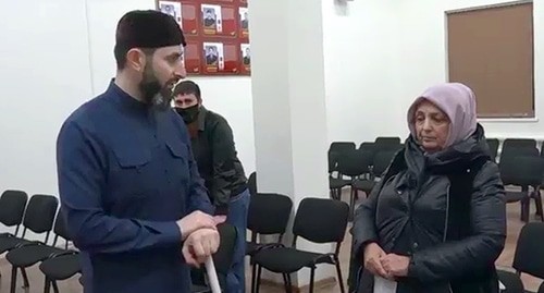 Adam Elzhurkaev, a theologian, is reprimanding Lida Ausheva, a native of Ingushetia, for rendering occult services. Screenshot: https://www.instagram.com/p/CK14GxdJrdG/ Adam Elzhurkaev, a theologian, is reprimanding Lida Ausheva, a native of Ingushetia, for rendering occult services. Screenshot: https://www.instagram.com/p/CK14GxdJrdG/