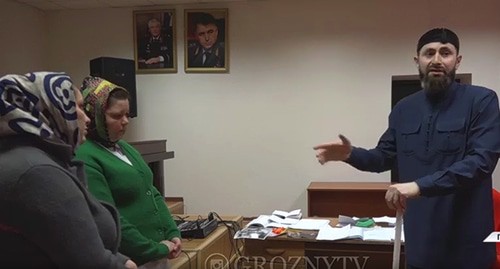 Adam Elzhurkaev, a theologian, is reprimanding Lida Ausheva, a native of Ingushetia, for rendering occult services. Screenshot: https://www.instagram.com/p/CK14GxdJrdG/ Adam Elzhurkaev, a theologian, is reprimanding Lida Ausheva, a native of Ingushetia, for rendering occult services. Screenshot: https://www.instagram.com/p/CK14GxdJrdG/