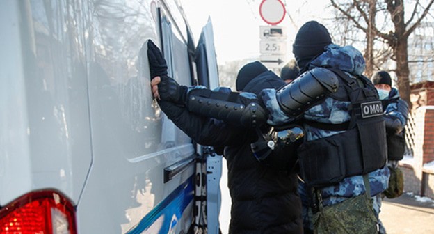 Policemen detaining a participant of rally in support of Navalny, February 2, 2021. Photo: REUTERS/Maxim Shemetov Policemen detaining a participant of rally in support of Navalny, February 2, 2021. Photo: REUTERS/Maxim Shemetov