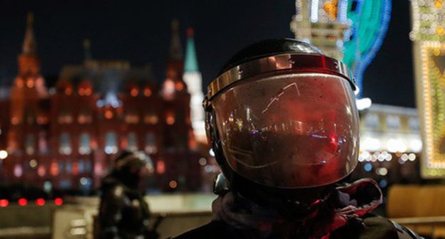 A law enforcer in front of the Kremlin. Moscow, February 2, 2021. Photo: REUTERS/Evgenia Novozhenina A law enforcer in front of the Kremlin. Moscow, February 2, 2021. Photo: REUTERS/Evgenia Novozhenina
