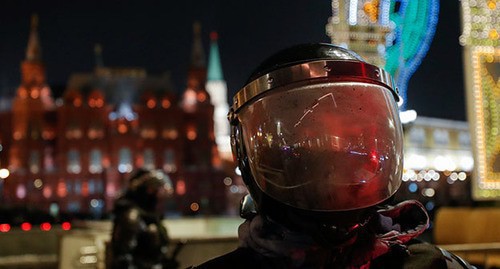 A law enforcer in front of the Kremlin. Moscow, February 2, 2021. Photo: REUTERS/Evgenia Novozhenina A law enforcer in front of the Kremlin. Moscow, February 2, 2021. Photo: REUTERS/Evgenia Novozhenina