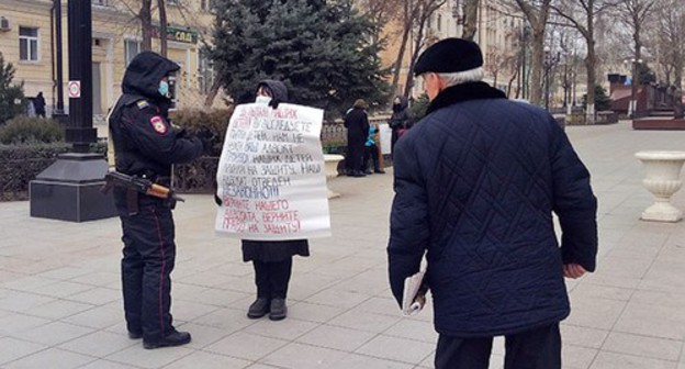 Zainab Rabadanova at a picket in Makhachkala, demanding to guarantee her nephew Gasan Kurbanov's right to defence. February 12, 2021. Photo by Rasul Magomedov for the "Caucasian Knot" Zainab Rabadanova at a picket in Makhachkala, demanding to guarantee her nephew Gasan Kurbanov's right to defence. February 12, 2021. Photo by Rasul Magomedov for the "Caucasian Knot"