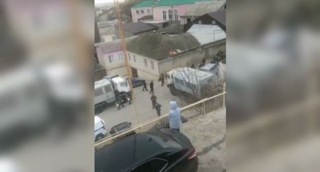 Law enforcers in the settlement of Tarki. Screenshot of the video from the "Caucasian Knot" Telegram channel Law enforcers in the settlement of Tarki. Screenshot of the video from the "Caucasian Knot" Telegram channel