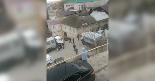 Law enforcers in the settlement of Tarki. Screenshot of the video from the "Caucasian Knot" Telegram channel Law enforcers in the settlement of Tarki. Screenshot of the video from the "Caucasian Knot" Telegram channel