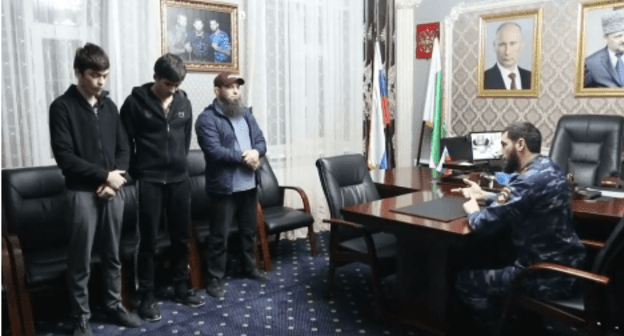 The head of the Gudermes ROVD holds an explanatory conversation with three young men. Screenshot: https://www.instagram.com/p/CLRRpZWqi35/ The head of the Gudermes ROVD holds an explanatory conversation with three young men. Screenshot: https://www.instagram.com/p/CLRRpZWqi35/
