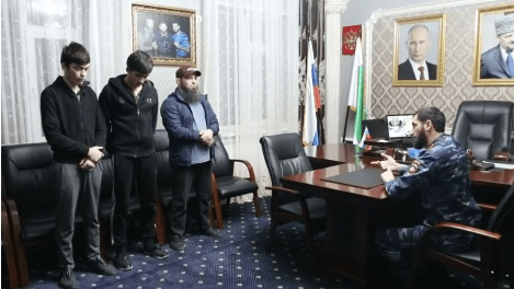 The head of the Gudermes ROVD holds an explanatory conversation with three young men. Screenshot: https://www.instagram.com/p/CLRRpZWqi35/ The head of the Gudermes ROVD holds an explanatory conversation with three young men. Screenshot: https://www.instagram.com/p/CLRRpZWqi35/