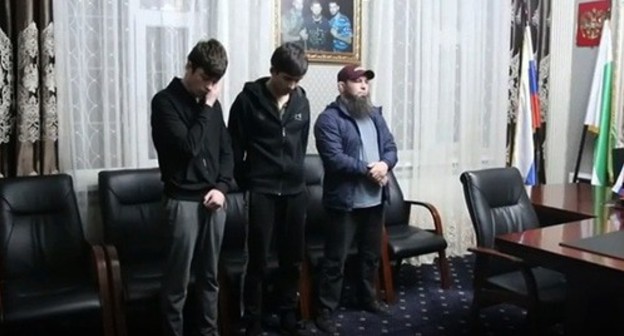 The head of the Gudermes ROVD holds an explanatory conversation with three young men. Screenshot: https://www.instagram.com/p/CLRRpZWqi35/ The head of the Gudermes ROVD holds an explanatory conversation with three young men. Screenshot: https://www.instagram.com/p/CLRRpZWqi35/