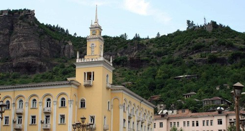 Municipal building in Chiatura. Photo: https://ru.wikipedia.org/wiki/Чиатура#/media/Файл:Chiatura._A_municipal_building_(Photo_A._Muhranoff,_2011).jpg Municipal building in Chiatura. Photo: https://ru.wikipedia.org/wiki/Чиатура#/media/Файл:Chiatura._A_municipal_building_(Photo_A._Muhranoff,_2011).jpg