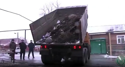 Regional authorities collected garbage and returned it to the offender's yard. Screenshot: https://www.instagram.com/tv/CLWh4IPqWFX/?igshid=1gyfkw944ni20 Regional authorities collected garbage and returned it to the offender's yard. Screenshot: https://www.instagram.com/tv/CLWh4IPqWFX/?igshid=1gyfkw944ni20