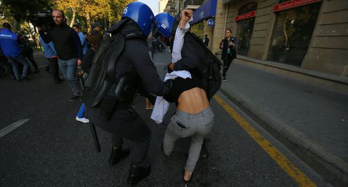 Policemen detain an activist during protest rally in Baku. Photo by Aziz Karimov for the Caucasian Knot Policemen detain an activist during protest rally in Baku. Photo by Aziz Karimov for the Caucasian Knot