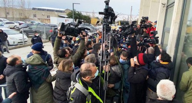At the office of the opposition party 'United National Movement'. Screenshot: https://sputnik-georgia.ru/politics/20210218/250922927/Politsiya-priekhala-za-Nikoy-Meliya---chto-proiskhodit-u-ofisa-Natsdvizheniya.html At the office of the opposition party 'United National Movement'. Screenshot: https://sputnik-georgia.ru/politics/20210218/250922927/Politsiya-priekhala-za-Nikoy-Meliya---chto-proiskhodit-u-ofisa-Natsdvizheniya.html
