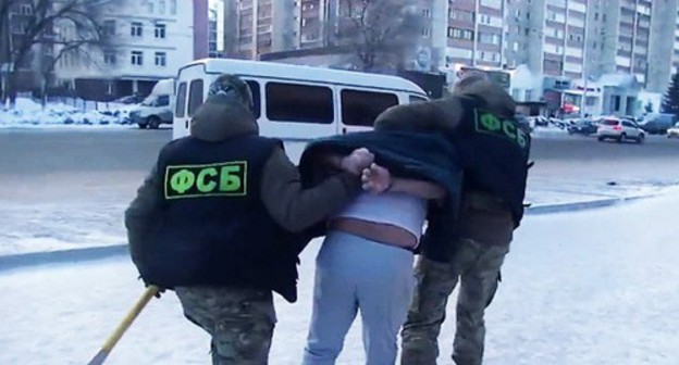 FSB agents during detention. Screenshot: https://russian.rt.com/russia/video/833797-fsb-zaderzhanie-desyat-regionov FSB agents during detention. Screenshot: https://russian.rt.com/russia/video/833797-fsb-zaderzhanie-desyat-regionov