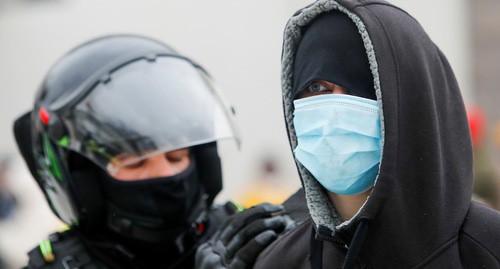 A policeman and a participants of a rally in support of Navalny, January 31, 2021. Photo: REUTERS/Maxim Shemetov A policeman and a participants of a rally in support of Navalny, January 31, 2021. Photo: REUTERS/Maxim Shemetov