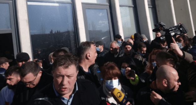 Activists near the office of the "United National Movement" (UNM) Party, February 23, 2021. Photo by Beslan Kmuzov Activists near the office of the "United National Movement" (UNM) Party, February 23, 2021. Photo by Beslan Kmuzov