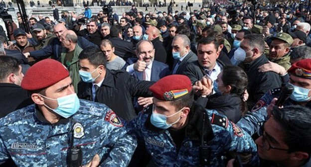 Nikol Pashinyan (in the center) went out to his supporters. Yerevan, February 25, 2021. Photo: Hayk Baghdasaryan/Photolure via REUTERS Nikol Pashinyan (in the center) went out to his supporters. Yerevan, February 25, 2021. Photo: Hayk Baghdasaryan/Photolure via REUTERS