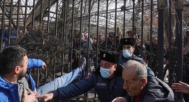 The police officers and protesters. Yerevan, February 25, 2021. Photo: REUTERS/Artem Mikryukov The police officers and protesters. Yerevan, February 25, 2021. Photo: REUTERS/Artem Mikryukov