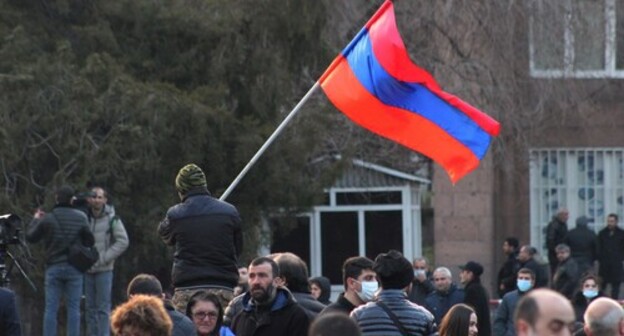 An opposition supporter with the Armenian flag. Yerevan, February 25, 2021. Photo by Tigran Petrosyan for the "Caucasian Knot" An opposition supporter with the Armenian flag. Yerevan, February 25, 2021. Photo by Tigran Petrosyan for the "Caucasian Knot"