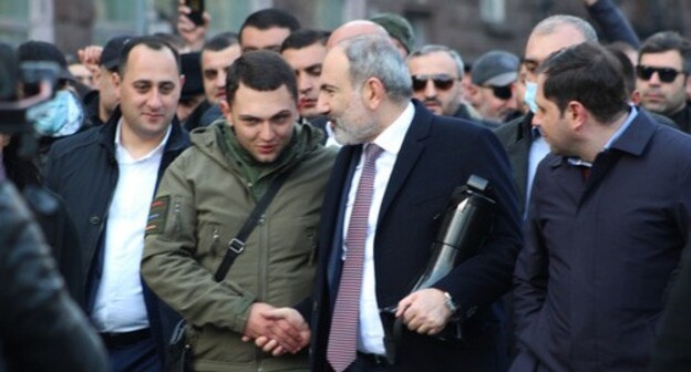 Pashinyan's supporter with the Prime Minister. Yerevan, February 25, 2021. Photo by Tigran Petrosyan for the "Caucasian Knot" Pashinyan's supporter with the Prime Minister. Yerevan, February 25, 2021. Photo by Tigran Petrosyan for the "Caucasian Knot"