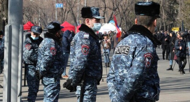 Policemen standing at the gates of the Parliament during a protest rally, Yerevan, February 26, 2021. Photo by Tigran Petrosyan for the Caucasian Knot Policemen standing at the gates of the Parliament during a protest rally, Yerevan, February 26, 2021. Photo by Tigran Petrosyan for the Caucasian Knot