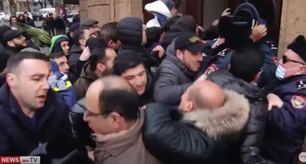 Policement trying to prevent a crowd from entering the building, March 1, 2021. Screenshot: https://www.youtube.com/watch?v=A4d5OQ75DWo&feature=youtu.be Policement trying to prevent a crowd from entering the building, March 1, 2021. Screenshot: https://www.youtube.com/watch?v=A4d5OQ75DWo&feature=youtu.be