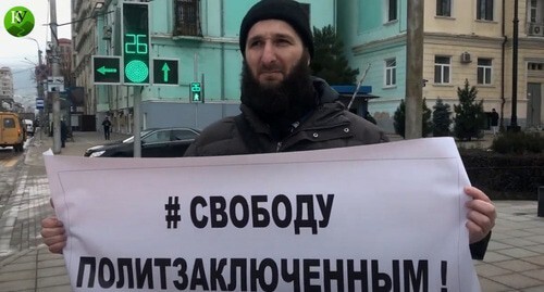 Idris Yusupov holds solo picket, March 1, 2021. Screenshot from the Caucasian Knot video Idris Yusupov holds solo picket, March 1, 2021. Screenshot from the Caucasian Knot video