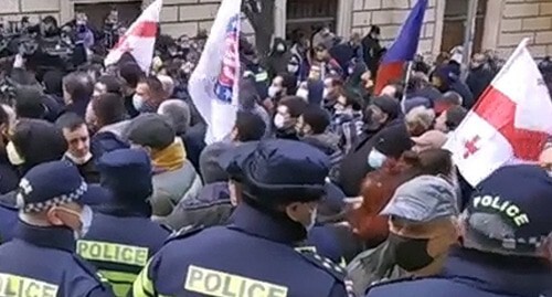 Protest rally in Tbilisi. Screenshot: https://sputnik-georgia.ru/politics/20210302/251045088/Deputatam-prikhoditsya-probiratsya-v-parlament-Gruzii-po-koridoru-pozora.html Protest rally in Tbilisi. Screenshot: https://sputnik-georgia.ru/politics/20210302/251045088/Deputatam-prikhoditsya-probiratsya-v-parlament-Gruzii-po-koridoru-pozora.html