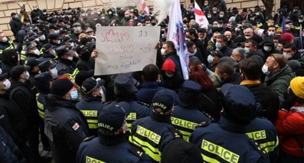 Protest action in Tbilisi, March 2, 2021. Screenshot: https://sputnik-georgia.ru/politics/20210302/251045088/Deputatam-prikhoditsya-probiratsya-v-parlament-Gruzii-po-koridoru-pozora.html Protest action in Tbilisi, March 2, 2021. Screenshot: https://sputnik-georgia.ru/politics/20210302/251045088/Deputatam-prikhoditsya-probiratsya-v-parlament-Gruzii-po-koridoru-pozora.html