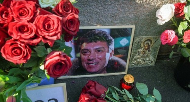 Boris Nemtsov's portrait and flowers. Photo: REUTERS/Tatyana Makeyeva Boris Nemtsov's portrait and flowers. Photo: REUTERS/Tatyana Makeyeva