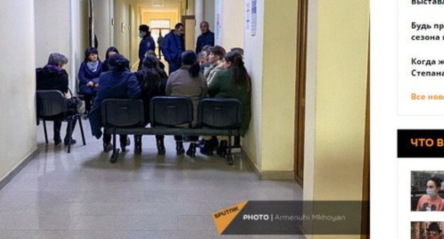 Residents of Gyumri in the building of the Shirak regional administration, March 3, 2021. Screenshot: https://ru.armeniasputnik.am/society/20210303/26669919/Aktsiya-protesta-v-Gyumri-rodstvenniki-plennykh-perekryli-vkhody-v-oblastnuyu-administratsiyu.html Residents of Gyumri in the building of the Shirak regional administration, March 3, 2021. Screenshot: https://ru.armeniasputnik.am/society/20210303/26669919/Aktsiya-protesta-v-Gyumri-rodstvenniki-plennykh-perekryli-vkhody-v-oblastnuyu-administratsiyu.html