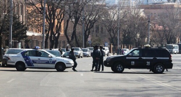 The police in Bagramyan Avenue. Yerevan, February 26, 2021. Photo by Tigran Petrosyan for the "Caucasian Knot" The police in Bagramyan Avenue. Yerevan, February 26, 2021. Photo by Tigran Petrosyan for the "Caucasian Knot"