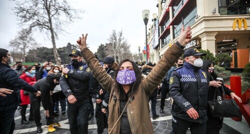 Aytadj Taptyg, a member of the organizing committee, in the square in Baku. She is wearing a face mask saying: "Create like a woman." Photo by Aziz Karimov for the "Caucasian Knot" Aytadj Taptyg, a member of the organizing committee, in the square in Baku. She is wearing a face mask saying: "Create like a woman." Photo by Aziz Karimov for the "Caucasian Knot"