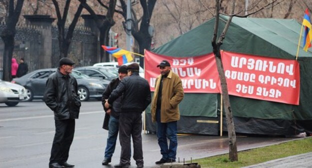 The protesters' tent camp near the building of the Armenian Parliament. Yerevan, March 11, 2021. Photo by Tigran Petrosyan for the "Caucasian Knot" The protesters' tent camp near the building of the Armenian Parliament. Yerevan, March 11, 2021. Photo by Tigran Petrosyan for the "Caucasian Knot"