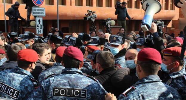 A protest action at the residence of President Armen Sargsyan, March 13, 2021. Photo by Tigran Petrosyan for the "Caucasian Knot" A protest action at the residence of President Armen Sargsyan, March 13, 2021. Photo by Tigran Petrosyan for the "Caucasian Knot"