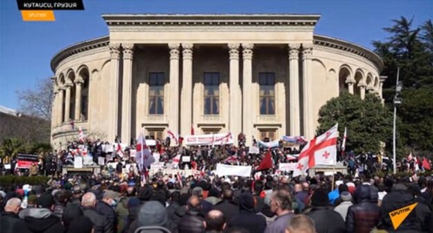 Protest action in Kutaisi, March 14, 2021. Screenshot: Sputnik Georgia https://www.youtube.com/watch?v=_PYMxCHzptg Protest action in Kutaisi, March 14, 2021. Screenshot: Sputnik Georgia https://www.youtube.com/watch?v=_PYMxCHzptg