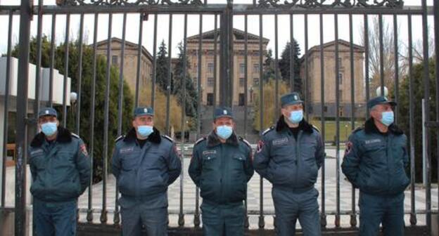Policemen at the gates of the Parliament of Armenia at Bagramyan Avenue. Photo by Tigran Petrosyan for the Caucasian Knot Policemen at the gates of the Parliament of Armenia at Bagramyan Avenue. Photo by Tigran Petrosyan for the Caucasian Knot