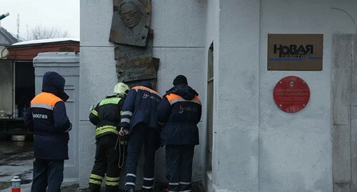 Employee of the Ministry for Emergencies and Mosgaz at the entrance to the building, in which the editorial office of the "Novaya Gazeta" is located, March 15, 2021. Photo courtesy of Svetlana Vedanova, "Novaya Gazeta" Employee of the Ministry for Emergencies and Mosgaz at the entrance to the building, in which the editorial office of the "Novaya Gazeta" is located, March 15, 2021. Photo courtesy of Svetlana Vedanova, "Novaya Gazeta"