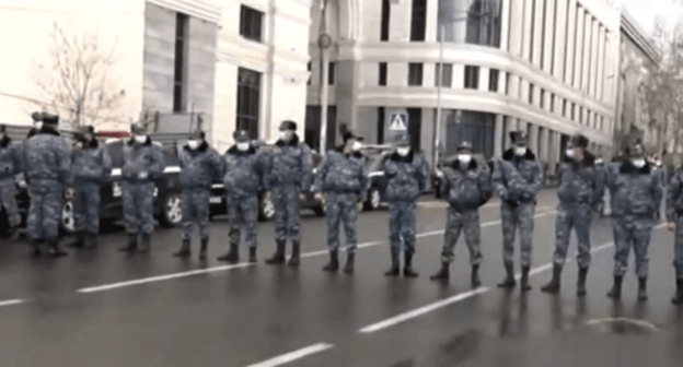 Hundreds of law enforcers moved to the building of the Ministry of Education of Armenia ahead of Nikol Pashinyan's visit. Screenshot: https://www.youtube.com/watch?v=TlswvDvnn8c&t=93s Hundreds of law enforcers moved to the building of the Ministry of Education of Armenia ahead of Nikol Pashinyan's visit. Screenshot: https://www.youtube.com/watch?v=TlswvDvnn8c&t=93s