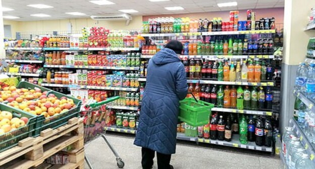 A customer in one of Volgograd groceries, March 18, 2021. Photo by Tatiana Filimonova for the Caucasian Knot A customer in one of Volgograd groceries, March 18, 2021. Photo by Tatiana Filimonova for the Caucasian Knot