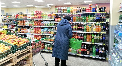 A customer in one of Volgograd groceries, March 18, 2021. Photo by Tatiana Filimonova for the Caucasian Knot A customer in one of Volgograd groceries, March 18, 2021. Photo by Tatiana Filimonova for the Caucasian Knot