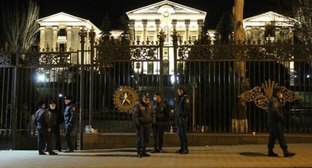 Law enforcers near the Armenian Parliament in Bagramyan Avenue. Photo by Tigran Petrosyan for the "Caucasian Knot" Law enforcers near the Armenian Parliament in Bagramyan Avenue. Photo by Tigran Petrosyan for the "Caucasian Knot"