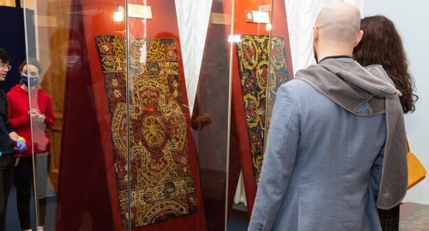 Visitors at an exhibition "Avant-garde? Dagestani tradition!" in Saint Petersburg. March 2021. Photo courtesy of the Russian Ethnographic Museum
Avangaof unique Kaitag embroidery of 18-19th centuries, Visitors at an exhibition "Avant-garde? Dagestani tradition!" in Saint Petersburg. March 2021. Photo courtesy of the Russian Ethnographic Museum
Avangaof unique Kaitag embroidery of 18-19th centuries,