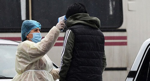 Medical worker measuring temperature. Photo: Hayk Baghdasaryan/Photolure via REUTERS Medical worker measuring temperature. Photo: Hayk Baghdasaryan/Photolure via REUTERS