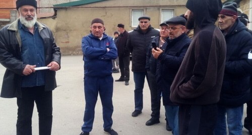 Residents of Alburikent ahead of their meeting with Sergey Melikov. Photo by Rasul Magomedov for the Caucasian Knot Residents of Alburikent ahead of their meeting with Sergey Melikov. Photo by Rasul Magomedov for the Caucasian Knot