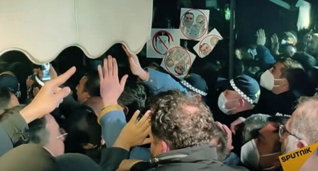 Participants of a protest action against arrival of Vladimir Pozner to Georgia, March 31, 2021. Screenshot: Sputnik Georgia Participants of a protest action against arrival of Vladimir Pozner to Georgia, March 31, 2021. Screenshot: Sputnik Georgia