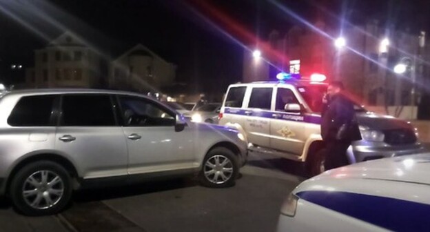 Law enforcers don't allow Gadjiev's car to drive away from the court building, April 1, 2021. Screenshot from the video posted by the Caucasian Knot Law enforcers don't allow Gadjiev's car to drive away from the court building, April 1, 2021. Screenshot from the video posted by the Caucasian Knot