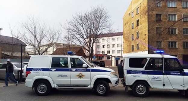 Entrance to the police department for Kirovsky Disctrict of Makhachkala, April 2, 2021. Photo by Rasul Magomedov for the Caucasian Knot Entrance to the police department for Kirovsky Disctrict of Makhachkala, April 2, 2021. Photo by Rasul Magomedov for the Caucasian Knot
