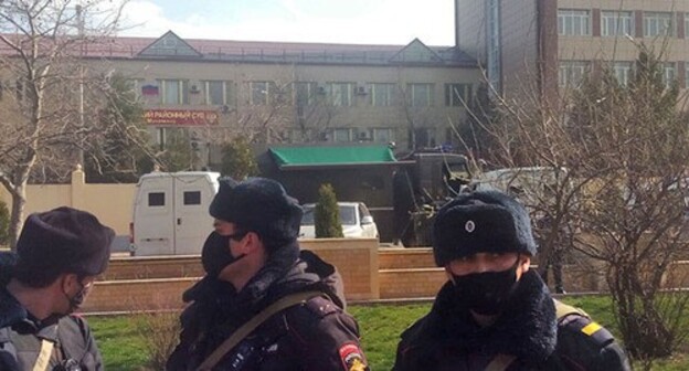 Policemen at the court building, Makhachkala, April 2, 2021. Photo by Rasul Magomedov for the Caucasian Knot Policemen at the court building, Makhachkala, April 2, 2021. Photo by Rasul Magomedov for the Caucasian Knot