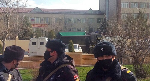 Policemen at the court building, Makhachkala, April 2, 2021. Photo by Rasul Magomedov for the Caucasian Knot Policemen at the court building, Makhachkala, April 2, 2021. Photo by Rasul Magomedov for the Caucasian Knot