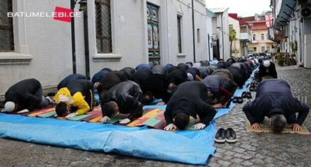 Congregational Prayer in Batumi, May 24, 2020. Photo: Manana Kveliashvili, Batumelebi.netgazeti.ge Congregational Prayer in Batumi, May 24, 2020. Photo: Manana Kveliashvili, Batumelebi.netgazeti.ge